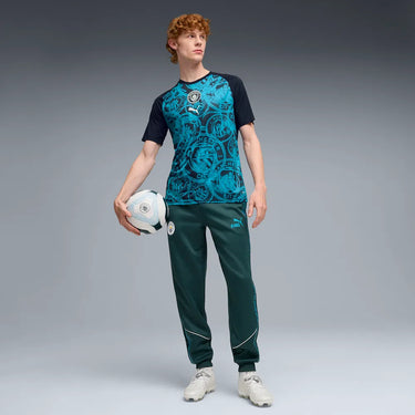 Logo Manchester City sur le maillot 2025/26 bleu.