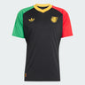 Le maillot Pre-Match Jamaïque x Bob Marley affiche un noir profond.