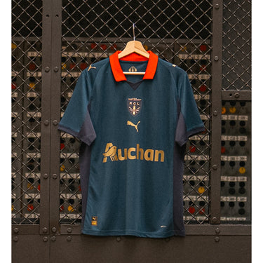 Logo RC Lens sur le maillot Replica 2026.