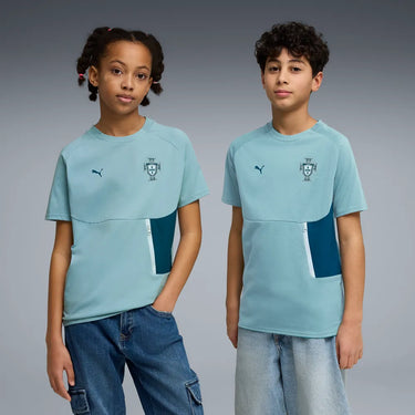 La poche poitrine pratique ajoute une touche utilitaire et tendance à la tenue.