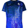 Le t-shirt sport Real Madrid affiche un design noir et bleu audacieux.